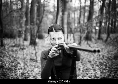 Hunter Frau mit Schrotflinte auf der Jagd. Jagd im Wald. Porträt der Frau Hunter. Jagdsaison geschlossen und geöffnet. Herbstjagd. Jagd. Stockfoto