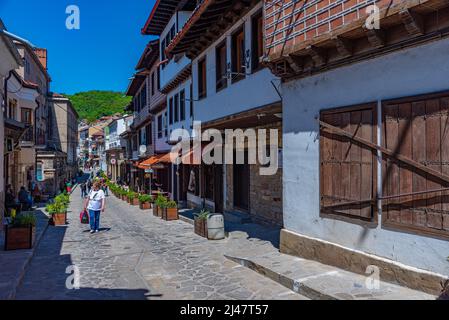 Veliko Tarnovo, Bulgarien, 9. Mai 2021: Die Menschen schlendern durch die Straßen der bulgarischen Stadt Veliko Tarnovo Stockfoto