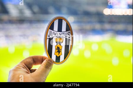 30. August 2021, Turin, Italien. Das Emblem des Fußballvereins Juventus auf dem Hintergrund des modernen Stadions. Stockfoto