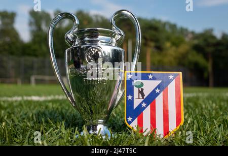 30. August 2021, Madrid, Spanien. Das Emblem des Fußballvereins Atletico Madrid und des UEFA Champions League Cups auf dem grünen Rasen des Stadions. Stockfoto