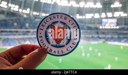 12. September 2021, Leicester, Großbritannien. Leicester City FC Fußballverein-Emblem vor der Kulisse eines modernen Stadions. Stockfoto