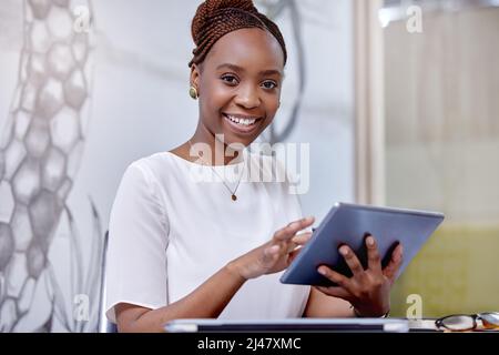 Bringen Sie mir Ihre Bedenken. Porträt einer jungen Frau, die in einem modernen Büro ein digitales Tablet benutzt. Stockfoto