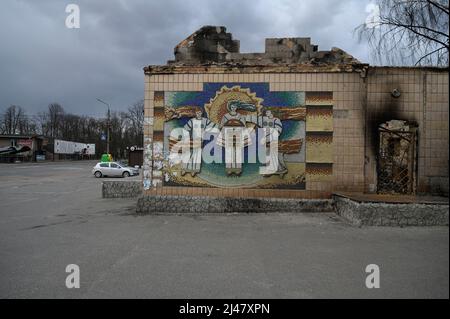 Makariv, Kiew, Ukraine. 12. April 2022. Verbrannte Kanten auf einer Wanddekoration im Stadtzentrum. Das Dorf Makariv, westlich von Kiew, zeigt offensichtliche Anzeichen von Schäden während der russischen Besatzung, dauerte bis Ende März 2022. Die Bewohner versuchen, mit grundlegenden Reparaturen und Kontrollen mit der Situation fertig zu werden. (Bild: © Valeria Ferraro/ZUMA Press Wire) Stockfoto