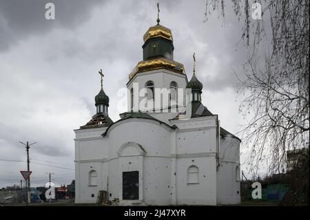 Makariv, Kiew, Ukraine. 12. April 2022. Eine beschädigte Kirche von der Straße aus gesehen.das Dorf Makariv, westlich von Kiew, zeigt offensichtliche Anzeichen von Schäden während der Besetzung der Russen, dauerte bis Ende März 2022. Die Bewohner versuchen, mit grundlegenden Reparaturen und Kontrollen mit der Situation fertig zu werden. (Bild: © Valeria Ferraro/ZUMA Press Wire) Stockfoto