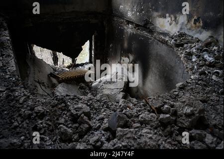 Makariv, Kiew, Ukraine. 12. April 2022. Asche auf einem verbrannten Boden. Das Dorf Makariv, westlich von Kiew, zeigt offensichtliche Anzeichen von Schäden während der russischen Besatzung, dauerte bis Ende März 2022. Die Bewohner versuchen, mit grundlegenden Reparaturen und Kontrollen mit der Situation fertig zu werden. (Bild: © Valeria Ferraro/ZUMA Press Wire) Stockfoto