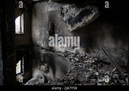 Makariv, Kiew, Ukraine. 12. April 2022. Eingestürzte Wände und verbrannte Objekte in einer Wohnung gesehen. Das Dorf Makariv, westlich von Kiew, zeigt offensichtliche Anzeichen von Schäden während der russischen Besatzung, dauerte bis Ende März 2022. Die Bewohner versuchen, mit grundlegenden Reparaturen und Kontrollen mit der Situation fertig zu werden. (Bild: © Valeria Ferraro/ZUMA Press Wire) Stockfoto