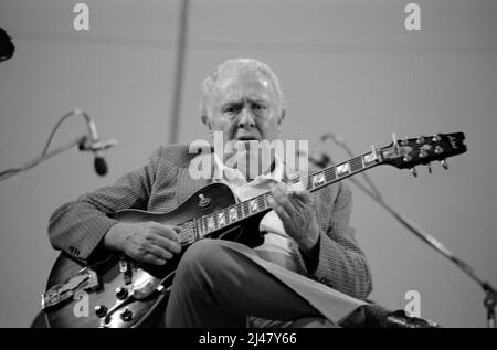 Der amerikanische Jazzgitarrist Herb Ellis performt beim Capital Radio Jazz Festival 1982 in Knebworth, Hertfordshire, England. Stockfoto