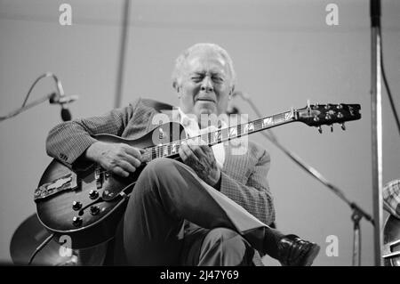 Der amerikanische Jazzgitarrist Herb Ellis performt beim Capital Radio Jazz Festival 1982 in Knebworth, Hertfordshire, England. Stockfoto