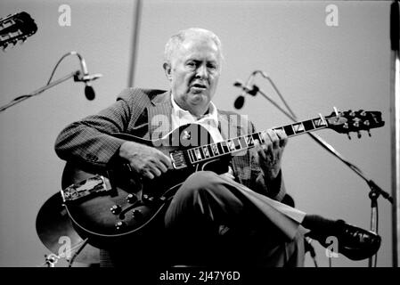 Der amerikanische Jazzgitarrist Herb Ellis performt beim Capital Radio Jazz Festival 1982 in Knebworth, Hertfordshire, England. Stockfoto