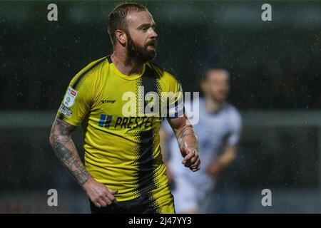 Burton Upon Trent, Großbritannien. 12. April 2022. John Brayford #2 von Burton Albion während des Spiels in Burton Upon Trent, Vereinigtes Königreich am 4/12/2022. (Foto von Gareth Evans/News Images/Sipa USA) Quelle: SIPA USA/Alamy Live News Stockfoto