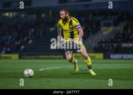 Burton Upon Trent, Großbritannien. 12. April 2022. John Brayford #2 von Burton Albion kontrolliert den Ball in Burton Upon Trent, Vereinigtes Königreich am 4/12/2022. (Foto von Gareth Evans/News Images/Sipa USA) Quelle: SIPA USA/Alamy Live News Stockfoto