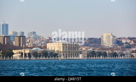 Der Dolmabahce-Palast diente von 1856 bis 1887 und von 1909 bis 1922 als wichtigstes Verwaltungszentrum des Osmanischen Reiches. Stockfoto