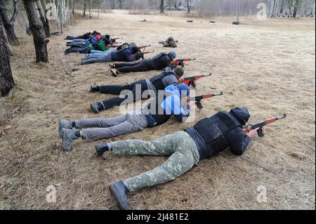 Lviv, Ukraine. 2. April 2022. Ukrainische Zivilisten lernen in einem zivilen Ausbildungszentrum unweit von Lemberg, Ukrainisch, den Umgang mit Waffen und Kampftaktiken. Zivilisten bereiten sich auf den Krieg vor, seit Russland am 24. Februar mit der Invasion des Landes begann. (Bild: © Mykola Tys/SOPA Images via ZUMA Press Wire) Stockfoto