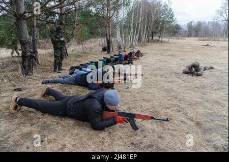 Lviv, Ukraine. 2. April 2022. Ukrainische Zivilisten lernen in einem zivilen Ausbildungszentrum unweit von Lemberg, Ukrainisch, den Umgang mit Waffen und Kampftaktiken. Zivilisten bereiten sich auf den Krieg vor, seit Russland am 24. Februar mit der Invasion des Landes begann. (Bild: © Mykola Tys/SOPA Images via ZUMA Press Wire) Stockfoto