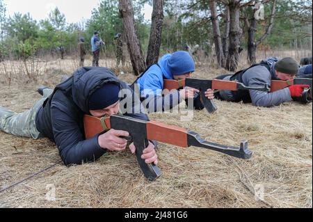 Lviv, Ukraine. 2. April 2022. Ukrainische Zivilisten lernen in einem zivilen Ausbildungszentrum unweit von Lemberg, Ukrainisch, den Umgang mit Waffen und Kampftaktiken. Zivilisten bereiten sich auf den Krieg vor, seit Russland am 24. Februar mit der Invasion des Landes begann. (Bild: © Mykola Tys/SOPA Images via ZUMA Press Wire) Stockfoto