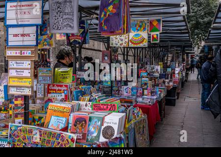 Mexiko-Stadt, Mexiko - 19. Dezember 2021. Korridore mit gebrauchten Büchern zum Verkauf in Mexiko-Stadt Stockfoto