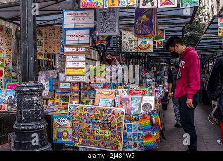 Mexiko-Stadt, Mexiko - 19. Dezember 2021. Korridore mit gebrauchten Büchern, die während der Pandemie in Mexiko-Stadt verkauft werden Stockfoto