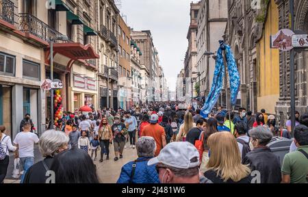 Mexiko-Stadt, Mexiko - 19. Dezember 2021. Die festliche Atmosphäre im Centro Historic der kosmopolitischen Stadt Mexiko während der Weihnachtszeit Stockfoto