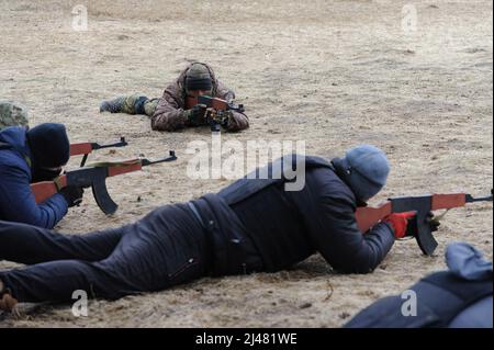 Lviv, Ukraine. 2. April 2022. Ein Instruktor, der ukrainische Zivilisten in einem zivilen Ausbildungszentrum unweit von Lemberg, Ukrainisch, im Umgang mit Waffen und Kampftaktiken ausübt. Zivilisten bereiten sich auf den Krieg vor, seit Russland am 24. Februar mit der Invasion des Landes begann. (Bild: © Mykola Tys/SOPA Images via ZUMA Press Wire) Stockfoto