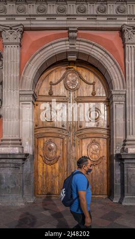 queretaro, Mexiko - 20. Dezember 2021. Das alte Bogentor in der Kolonialstadt Queretaro, Mexiko Stockfoto