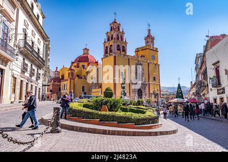 Guanajuato, Mexiko - 22. Dezember 2021. Basilika unserer Lieben Frau von Guanajuato und Plaza de la Paz in Guanajuato, Mexiko. Stockfoto