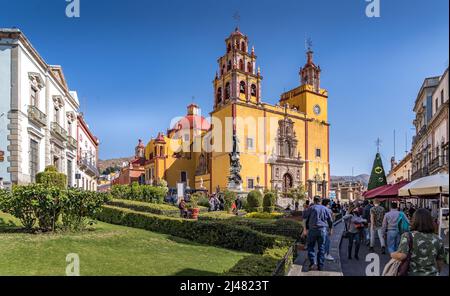 Guanajuato, Mexiko - 22. Dezember 2021. Basilika unserer Lieben Frau von Guanajuato und Plaza de la Paz in Guanajuato, Mexiko. Stockfoto