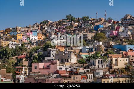 Bunte Nachbarschaft auf dem Hügel in der historischen Stadt Guanajuato, Mexiko Stockfoto