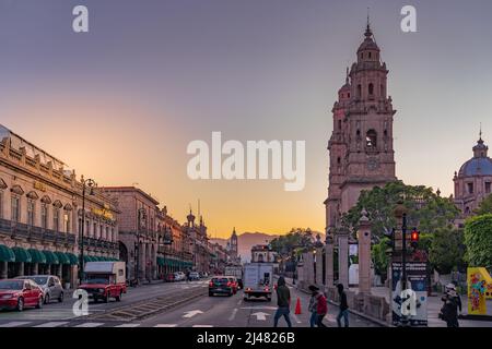 Morelia, Mexiko - 23. Dezember 2021. Sonnenaufgang Morgen auf der Straße von Morelia Mexiko. Stockfoto