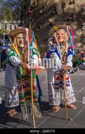 Patzcuaro, Michoacan, Mexiko: 23. Dezember 2021: Traditinaler Tanz der Älteren in Vasco auf dem Quiroga-Platz Stockfoto