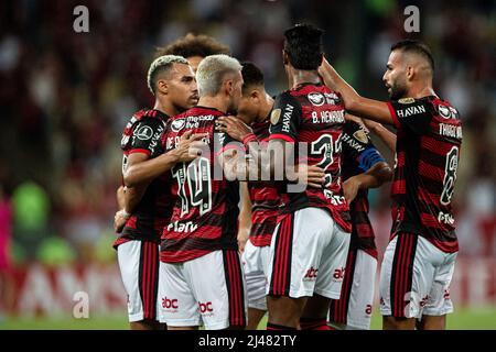 Rio De Janeiro, Brasilien. 12. April 2022. RJ - Rio de Janeiro - 04/12/2022 - LIBERTADORES 2022, FLAMENGO X TALLERES - Everton Ribeiro Flamengo-Spieler feiert sein Tor mit Spielern aus seinem Team während eines Spiels gegen Talleres im Maracana-Stadion für die Copa Libertadores 2022 Meisterschaft. Foto: Thiago Ribeiro /AGIF Quelle: AGIF/Alamy Live News Stockfoto