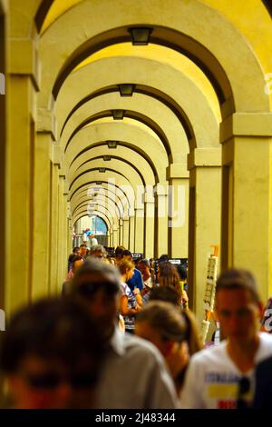 Bögen mit Fußgänger zwischen dem Ponte Vecchio und die Uffizien in Florenz Stockfoto