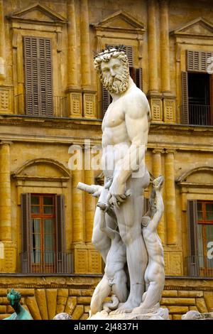 Statue von Neptun, der Fontana di Nettuno stehend auf der Piazza della Signoria in Florenz Italien gehört Stockfoto