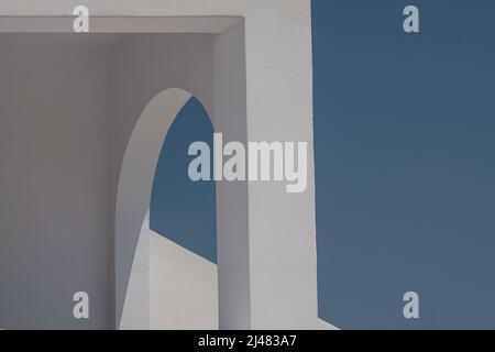 Moderne Architektur. Weißes Gebäude außen, geometrisch und minimalistisch Stockfoto