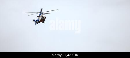 220410-N-DK722-1041 SÜDLICHE HALBINSEL, Island (10. April 2022) ein isländischer Rettungshubschrauber der Küstenwache, Airbus (TF-GNA), landet während der Übung Northern Viking 22 (NV22), 10. April 2022, um simulierte Evakuierte zur Keflavik Air Base zu bringen. Northern Viking 22 stärkt die Interoperabilität und die Bereitschaft der Streitkräfte zwischen den USA, Island und den alliierten Nationen und ermöglicht die Kontrolle über gemeinsame und koalitionäre Kräfte bei der Verteidigung der Iceland und Sea Lines of Communication in der Lücke zwischen Grönland, Island und dem Vereinigten Königreich (GIUK). (USA Navy Foto von Mass Communication Specialist 2. Klasse Cameron C. Ed Stockfoto