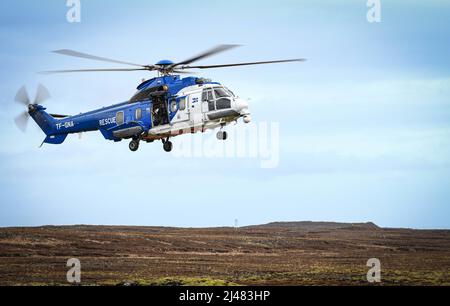 220410-N-DK722-1054 SÜDLICHE HALBINSEL, Island (10. April 2022) ein isländischer Rettungshubschrauber der Küstenwache, Airbus (TF-GNA), landet während der Übung Northern Viking 22 (NV22), 10. April 2022, um simulierte Evakuierte zur Keflavik Air Base zu bringen. Northern Viking 22 stärkt die Interoperabilität und die Bereitschaft der Streitkräfte zwischen den USA, Island und den alliierten Nationen und ermöglicht die Kontrolle über gemeinsame und koalitionäre Kräfte bei der Verteidigung der Iceland und Sea Lines of Communication in der Lücke zwischen Grönland, Island und dem Vereinigten Königreich (GIUK). (USA Navy Foto von Mass Communication Specialist 2. Klasse Cameron C. Ed Stockfoto