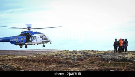 220410-N-DK722-1065 SÜDLICHE HALBINSEL, Island (10. April 2022) ein isländischer Rettungshubschrauber der Küstenwache, Airbus (TF-GNA), landet während der Übung Northern Viking 22 (NV22), 10. April 2022, um simulierte Evakuierte zur Keflavik Air Base zu bringen. Northern Viking 22 stärkt die Interoperabilität und die Bereitschaft der Streitkräfte zwischen den USA, Island und den alliierten Nationen und ermöglicht die Kontrolle über gemeinsame und koalitionäre Kräfte bei der Verteidigung der Iceland und Sea Lines of Communication in der Lücke zwischen Grönland, Island und dem Vereinigten Königreich (GIUK). (USA Navy Foto von Mass Communication Specialist 2. Klasse Cameron C. Ed Stockfoto