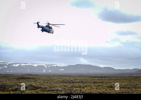 220410-N-DK722-1097 SÜDLICHE HALBINSEL, Island (10. April 2022) ein isländischer Küstenwache-Rettungshubschrauber Airbus (TF-GNA) hebt ab, um simulierte Evakuierten während der Übung Northern Viking 22 (NV22) vom 10. April 2022 zur Keflavik Air Base zu bringen. Northern Viking 22 stärkt die Interoperabilität und die Bereitschaft der Streitkräfte zwischen den USA, Island und den alliierten Nationen und ermöglicht die Kontrolle über gemeinsame und koalitionäre Kräfte bei der Verteidigung der Iceland und Sea Lines of Communication in der Lücke zwischen Grönland, Island und dem Vereinigten Königreich (GIUK). (USA Navy Foto von Mass Communication Specialist 2. Klasse Cameron C Stockfoto