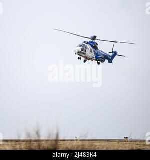 220409-N-DK722-1087 FLUGPLATZ KEFLAVIK, Island (9. April 2022) ein isländischer Küstenwache-Rettungshubschrauber Airbus (TF-GNA) landet während eines simulierten Patiententransfers während der Übung Northern Viking 22 (NV22) auf dem Flugplatz Keflavik, Island, 9. April 2022. Northern Viking 22 stärkt die Interoperabilität und die Bereitschaft der Streitkräfte zwischen den USA, Island und den alliierten Nationen und ermöglicht die Kontrolle über gemeinsame und koalitionäre Kräfte bei der Verteidigung der Iceland und Sea Lines of Communication in der Lücke zwischen Grönland, Island und dem Vereinigten Königreich (GIUK). (USA Navy Foto von Mass Communication Specialist 2. Klasse ca. Stockfoto