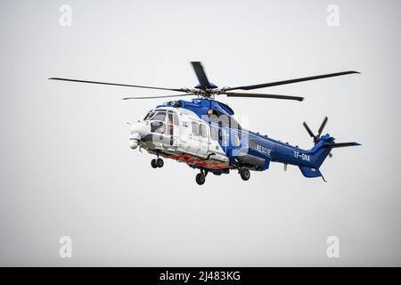 220409-N-DK722-1095 FLUGPLATZ KEFLAVIK, Island (9. April 2022) ein isländischer Küstenwache-Rettungshubschrauber Airbus (TF-GNA) landet während eines simulierten Patiententransfers während der Übung Northern Viking 22 (NV22) auf dem Flugplatz Keflavik, Island, 9. April 2022. Northern Viking 22 stärkt die Interoperabilität und die Bereitschaft der Streitkräfte zwischen den USA, Island und den alliierten Nationen und ermöglicht die Kontrolle über gemeinsame und koalitionäre Kräfte bei der Verteidigung der Iceland und Sea Lines of Communication in der Lücke zwischen Grönland, Island und dem Vereinigten Königreich (GIUK). (USA Navy Foto von Mass Communication Specialist 2. Klasse ca. Stockfoto