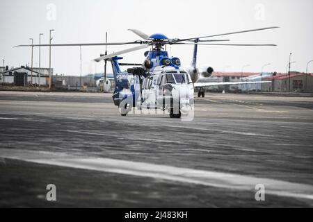 220409-N-DK722-1122 FLUGPLATZ KEFLAVIK, Island (9. April 2022) ein isländischer Küstenwache-Rettungshubschrauber Airbus (TF-GNA) landet während eines simulierten Patiententransfers während der Übung Northern Viking 22 (NV22) auf dem Flugplatz Keflavik, Island, 9. April 2022. Northern Viking 22 stärkt die Interoperabilität und die Bereitschaft der Streitkräfte zwischen den USA, Island und den alliierten Nationen und ermöglicht die Kontrolle über gemeinsame und koalitionäre Kräfte bei der Verteidigung der Iceland und Sea Lines of Communication in der Lücke zwischen Grönland, Island und dem Vereinigten Königreich (GIUK). (USA Navy Foto von Mass Communication Specialist 2. Klasse ca. Stockfoto