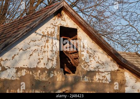 Verlassenes Haus Dach- und Dachgeschoss Stockfoto