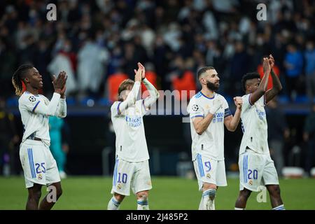 Madrid, Spanien. 12. April 2022. Die Spieler von Real Madrid feiern den Sieg nach einem Viertelfinale der UEFA Champions League im Santiago Bernabeu Stadium in Madrid, Spanien, am 12. April 2022. Quelle: Meng Dingbo/Xinhua/Alamy Live News Stockfoto