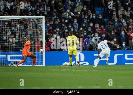 Madrid, Spanien. 12. April 2022. Rodrygo (R) von Real Madrid punktet am 12. April 2022 bei einem Viertelfinale der UEFA Champions League zwischen Real Madrid (Spanien) und dem FC Chelsea (England) im Santiago-Bernabeu-Stadion in Madrid (Spanien). Quelle: Meng Dingbo/Xinhua/Alamy Live News Stockfoto