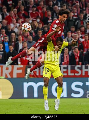 München, Deutschland. 12. April 2022. Leroy Sane (oben) von Bayern München wetteiferte um den Kopf mit Pervis Estupinan von Villarreal während eines UEFA Champions League-Viertelfinales zwischen Bayern München und Villarreal CF von Spanien am 12. April 2022 in München. Quelle: Philippe Ruiz/Xinhua/Alamy Live News Stockfoto