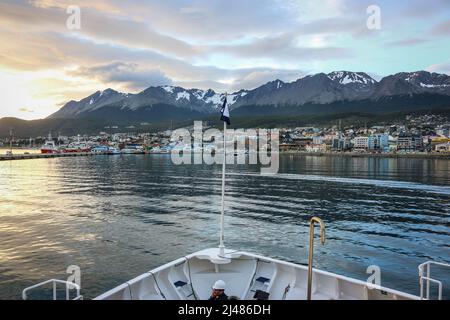 Panorama von Ushuaia mit Hafen, Fischerbooten und Bergen, Feuerland, Patagonien, Argentinien Stockfoto