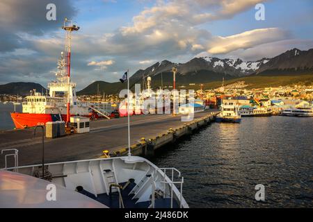 Panorama von Ushuaia mit Hafen, Fischerbooten und Bergen, Feuerland, Patagonien, Argentinien Stockfoto