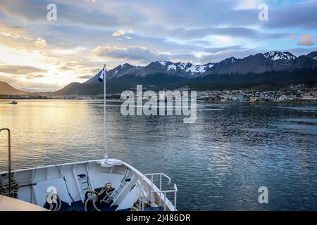 Panorama von Ushuaia mit Hafen, Fischerbooten und Bergen, Feuerland, Patagonien, Argentinien Stockfoto