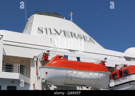 Silversea Cruises-Logo auf dem Trichter und Rettungsboot der Silver Cloud Stockfoto