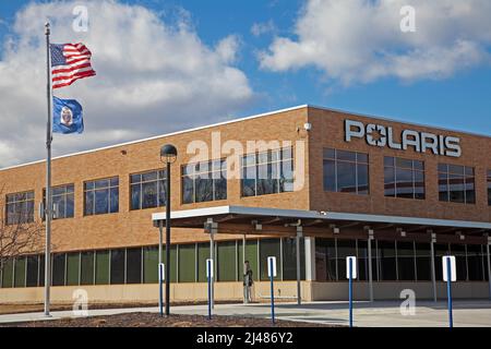 Polaris Inc Global Headquarters Produktionsanlage für Schneemobile und Geländefahrzeuge mit amerikanischen und Minnesota-Flaggen. Medina Minnesota, USA Stockfoto