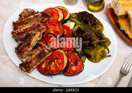 Gegrillte Schweinebrippen in Senf und Gemüse Stockfoto